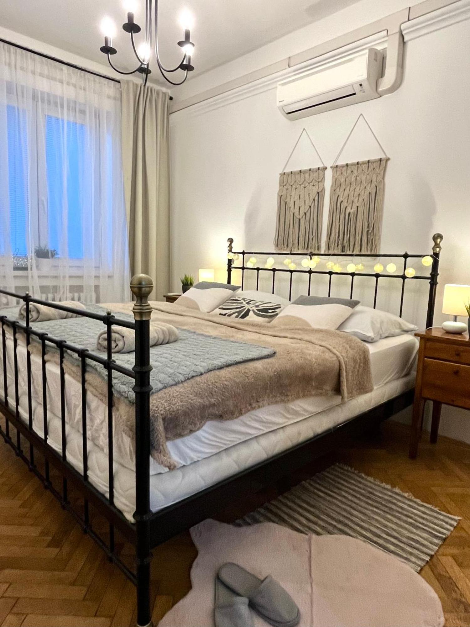 Audrey Hepburn Apartment Old Town Air Conditioned Bratislava Ngoại thất bức ảnh